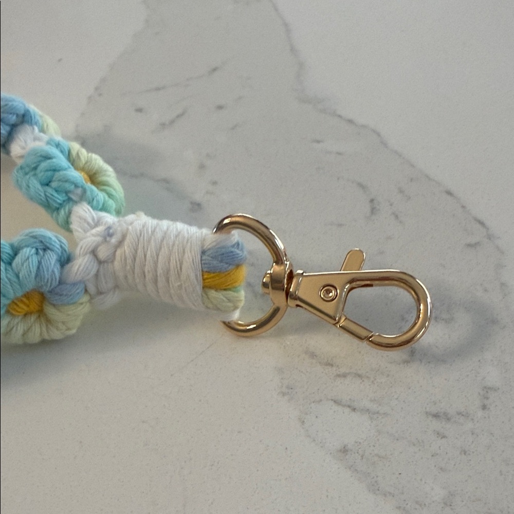 Daisy Macrame Wristlet Keychain - Picture 3 of 8